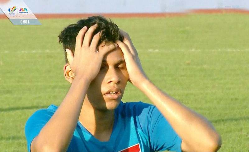 Hài hước: Cầu thủ U23 Singapore đệm bóng ra ngoài trước khung thành trống