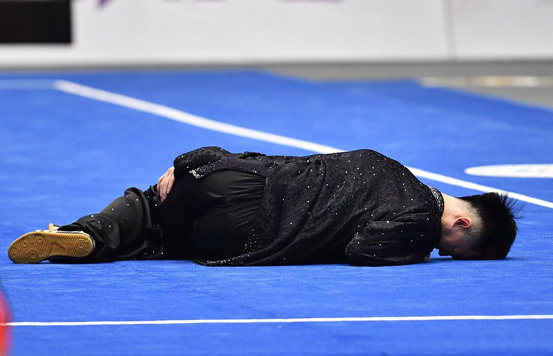 Niềm hy vọng vàng Wushu ngã quỵ trên sàn đấu vì chấn thương