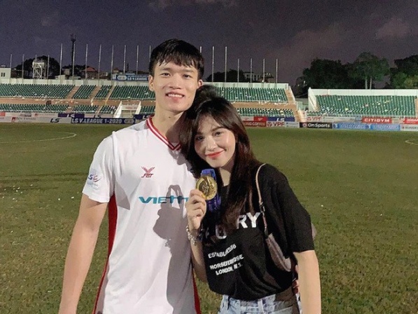 Ngôi sao của ĐTQG Việt Nam khắc tên bạn gái lên giày thi đấu