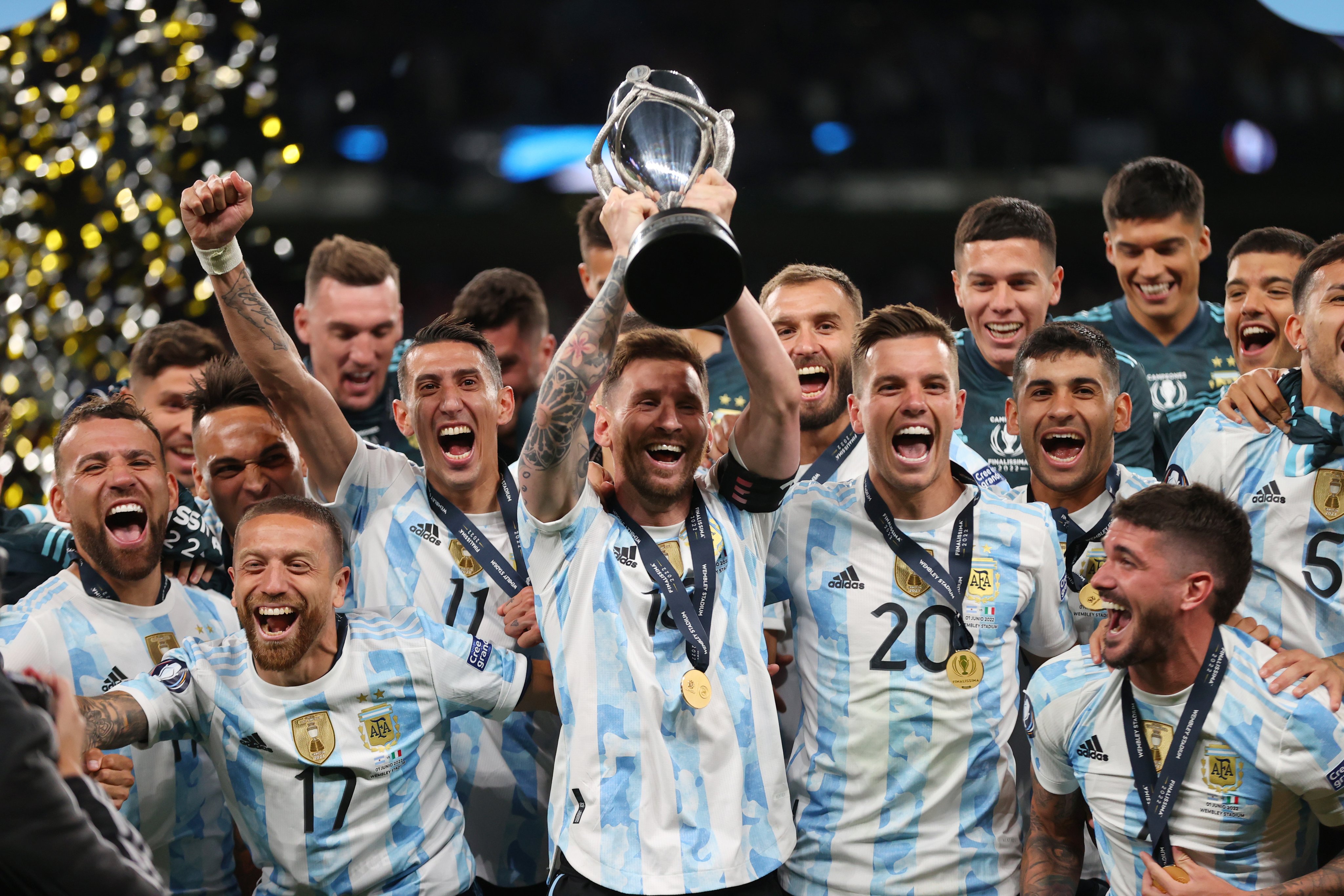 Messi được chính đồng đội tại Argentina đua nhau xin chụp ảnh chung 2