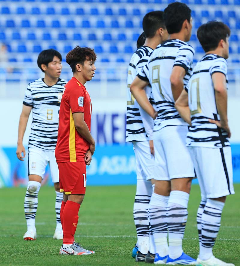 Cầu thủ Hàn nhận thẻ thay đồng đội nhưng bị phát hiện và cái kết