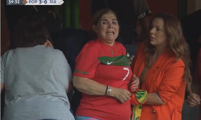 Mẹ của Ronaldo bật khóc nức nở khi chứng kiến con trai lập cú đúp