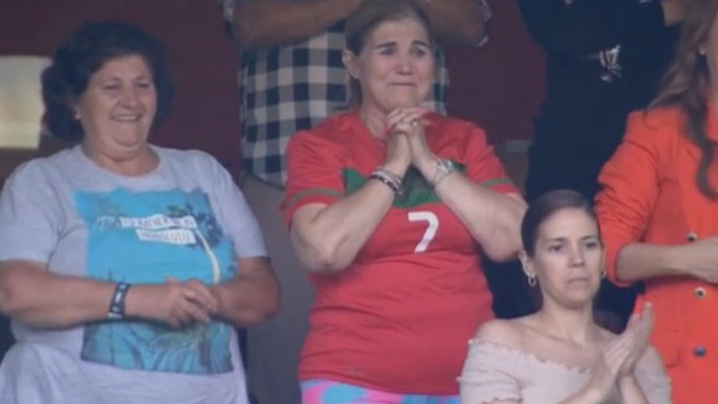 Mẹ của Ronaldo bật khóc nức nở khi chứng kiến con trai lập cú đúp