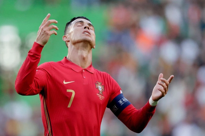 Mẹ của Ronaldo bật khóc nức nở khi chứng kiến con trai lập cú đúp