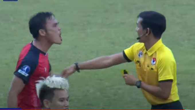 PHẢN CẢM: Cầu thủ Bình Thuận đánh trọng tài sau khi nhận thẻ đỏ
