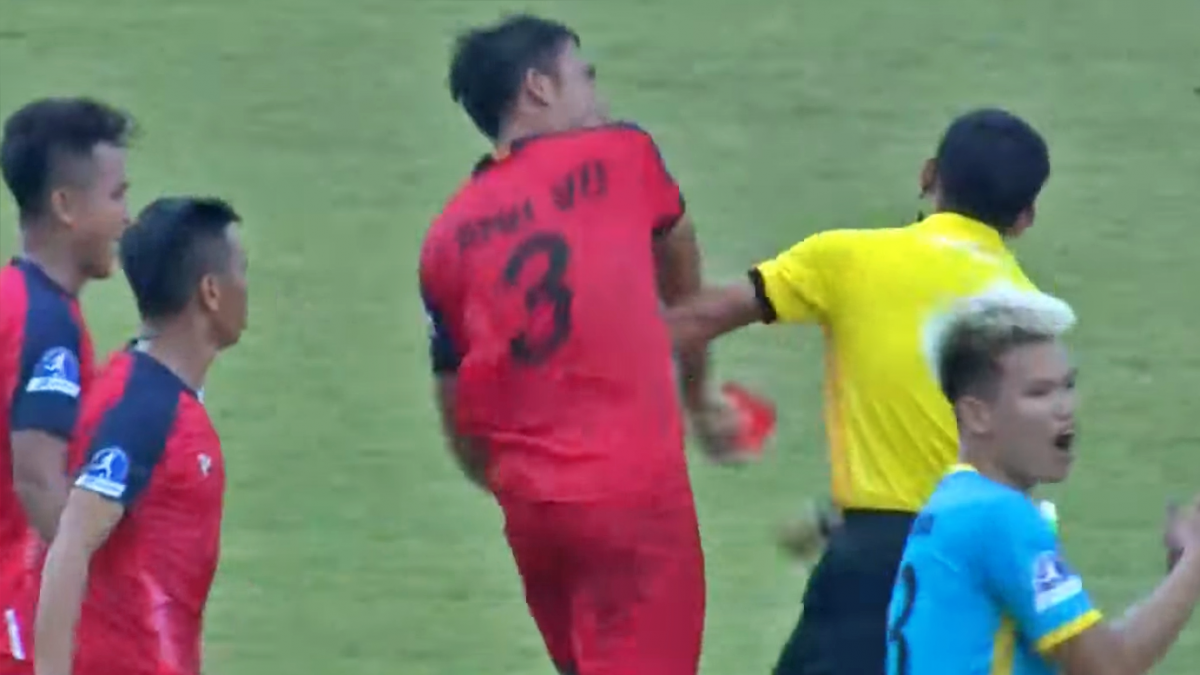 PHẢN CẢM: Cầu thủ Bình Thuận đánh trọng tài sau khi nhận thẻ đỏ