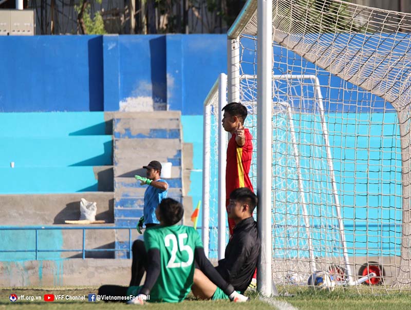 Việt Anh, Hoàng Anh tập làm thủ môn trước trận gặp Malaysia