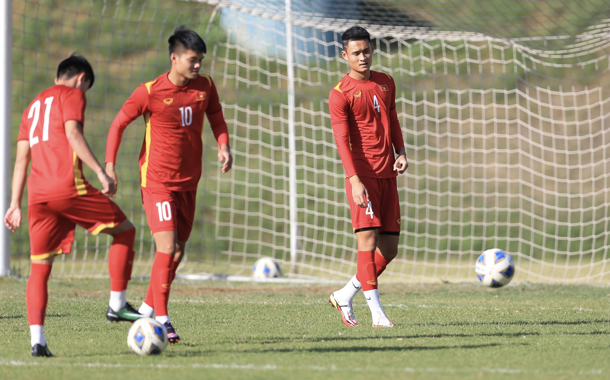Cầu thủ U23 Việt Nam đến tập muộn vì ngủ quên, toàn đội “lạc” sang sân tập của Thái Lan 10