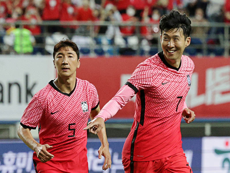 Kì lạ: Son Heung-min can hai cầu thủ Chile... đánh nhau