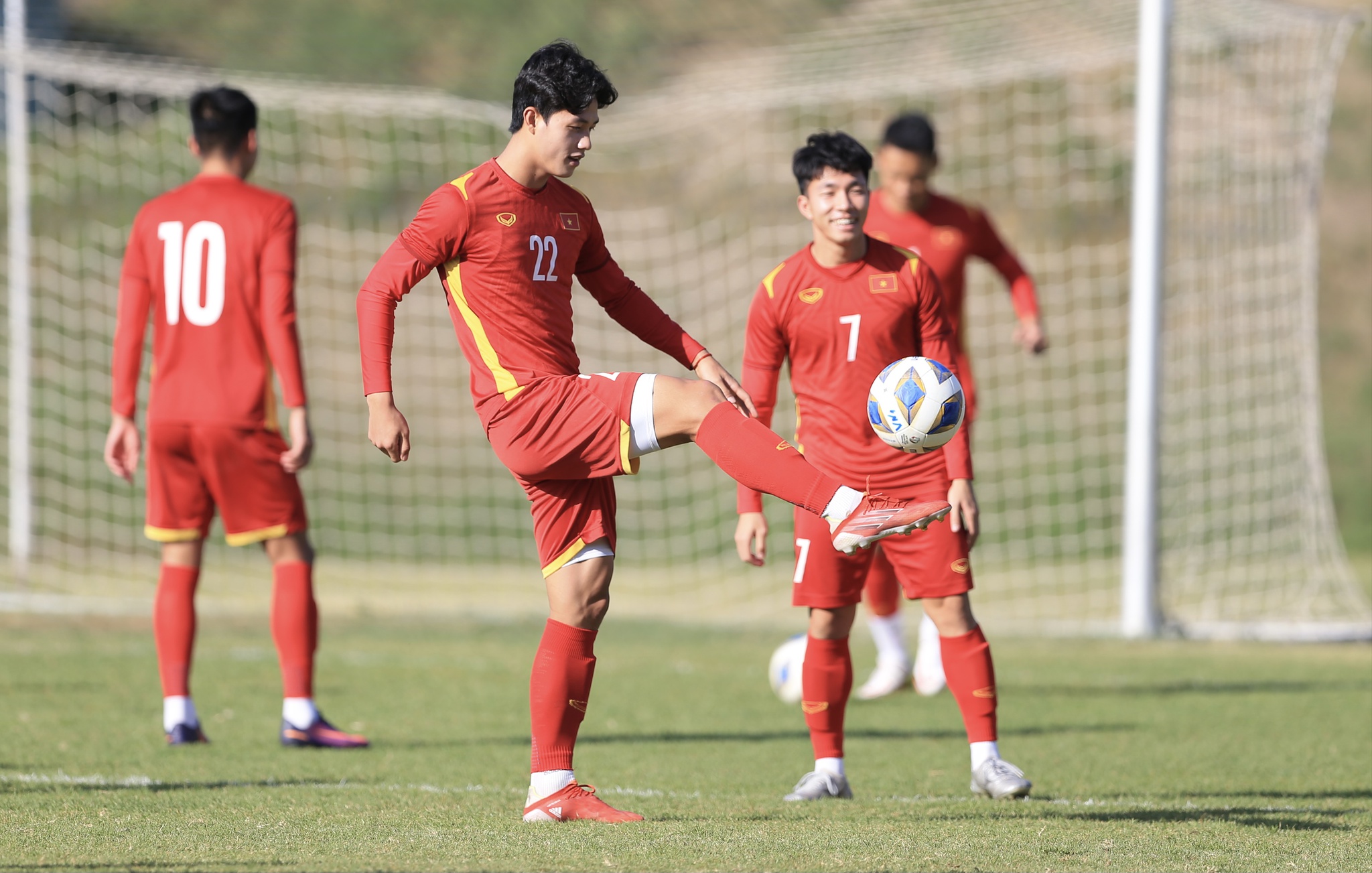 Cầu thủ U23 Việt Nam đến tập muộn vì ngủ quên, toàn đội “lạc” sang sân tập của Thái Lan 7