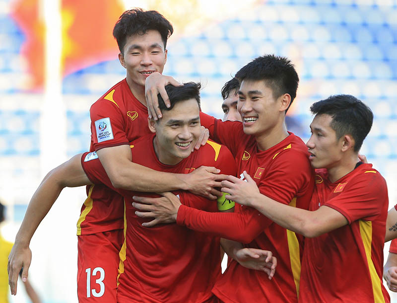 U23 Thái Lan vừa thủng lưới, CĐV báo tin cho U23 Việt Nam ngay tại sân