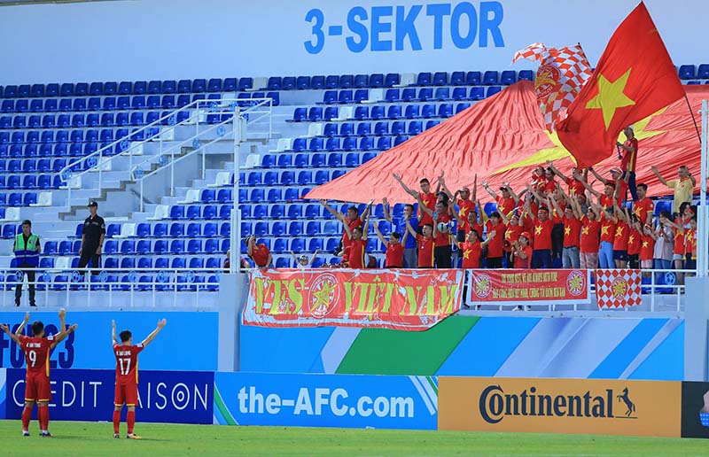 U23 Thái Lan vừa thủng lưới, CĐV báo tin cho U23 Việt Nam ngay tại sân