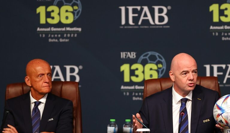 FIFA cân nhắc đổi luật ném biên sang đá biên