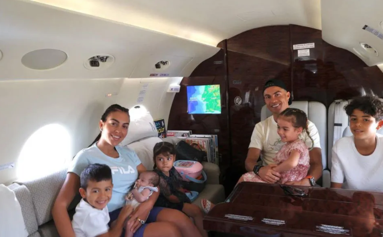 Ronaldo bên Georgina và các con đi nghỉ mát, có cả em bé 2 tháng tuổi
