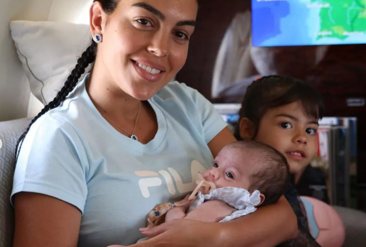 Ronaldo bên Georgina và các con đi nghỉ mát, có cả em bé 2 tháng tuổi