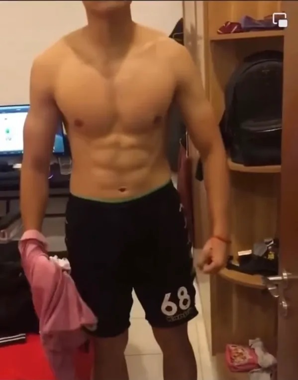 Bất chấp lời năn nỉ, mẹ Bùi Hoàng Việt Anh vẫn khoe “múi” con trai lên MXH 2