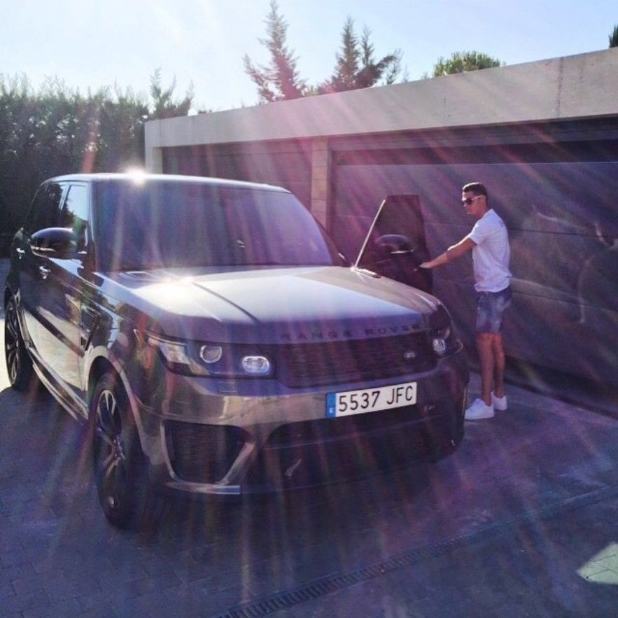 Chiếc Bugatti Veyron mới bị đâm hỏng, Ronaldo vẫn còn dàn siêu xe để trải nghiệm
