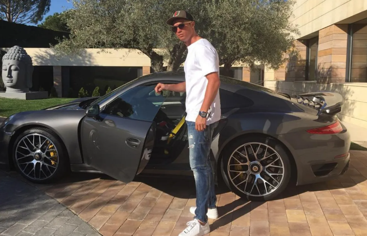 Chiếc Bugatti Veyron mới bị đâm hỏng, Ronaldo vẫn còn dàn siêu xe để trải nghiệm