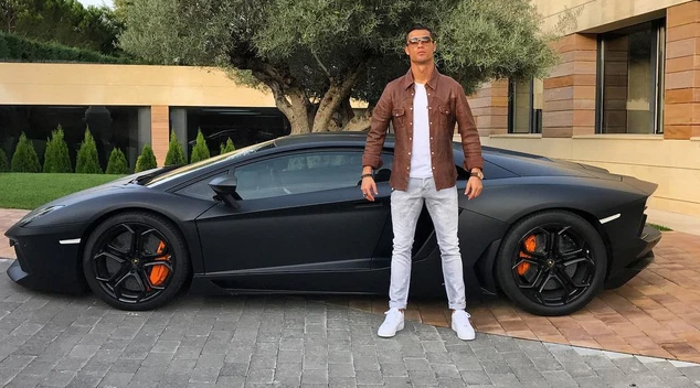 Chiếc Bugatti Veyron mới bị đâm hỏng, Ronaldo vẫn còn dàn siêu xe để trải nghiệm
