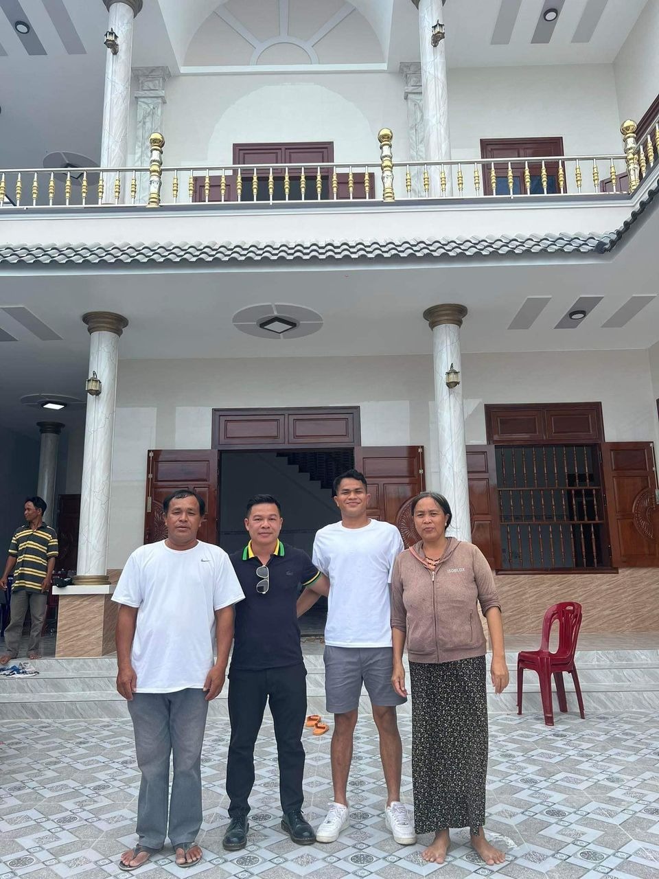 Dụng Quang Nho khoe xây biệt phủ tặng bố mẹ ở tuổi 22