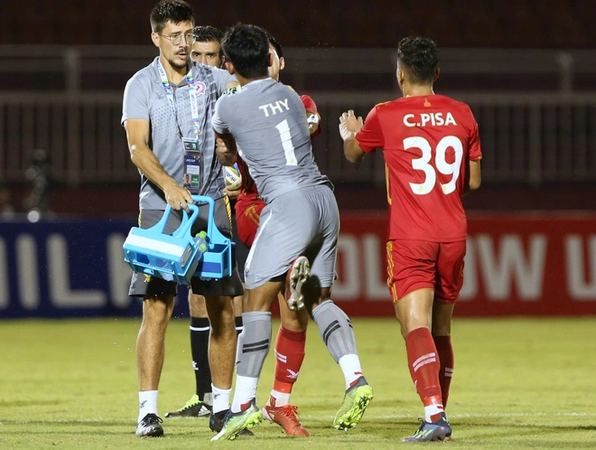 Thắng trận, 2 cầu thủ Campuchia vẫn ẩu đả ngay trên sân Thống Nhất 1
