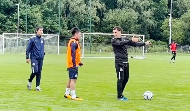 CĐV Pháp hào hứng gọi tên Quang Hải tại buổi tập của Pau FC 1
