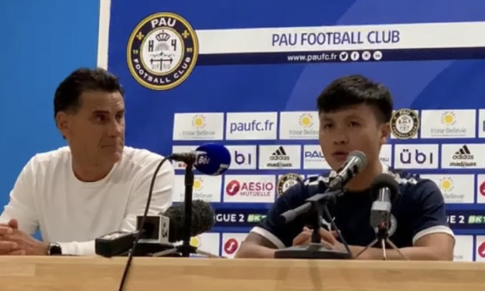 CĐV Pháp hào hứng gọi tên Quang Hải tại buổi tập của Pau FC 2