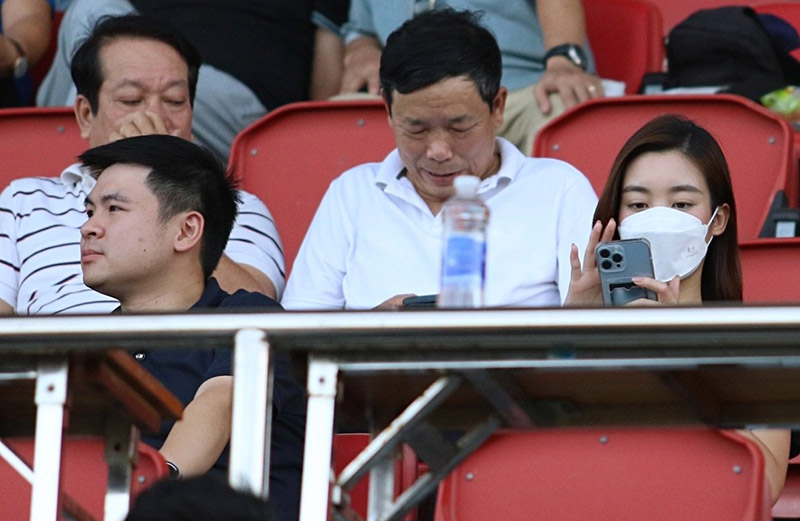 Đỗ Mỹ Linh đi xem bóng đá cùng Chủ tịch CLB Hà Nội