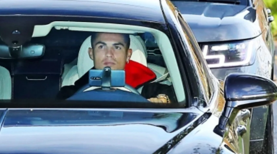 Ronaldo không đến sân tập Carrington, lái xe thẳng tới bên đỗ mới?