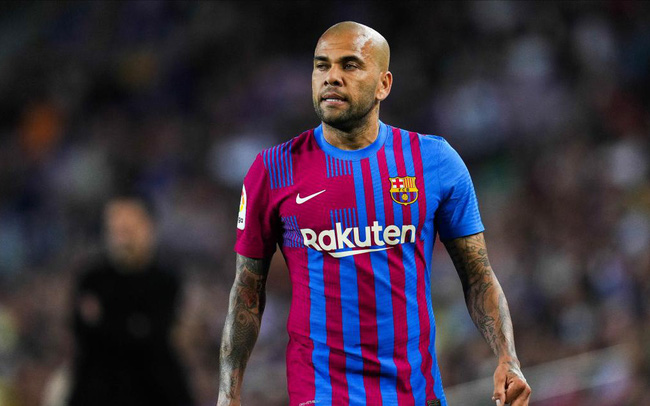 Dani Alves trách Barca đối xử bội bạc với các công thần