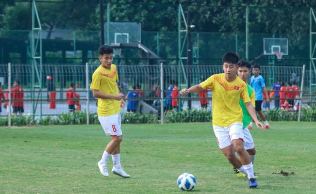 CĐV Indonesia làm loạn buổi tập của U19 Việt Nam 