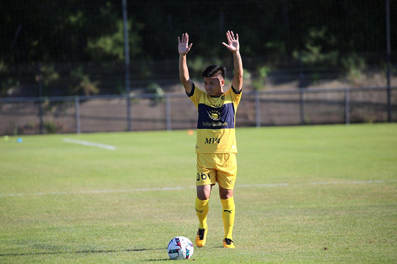 Quang Hải suýt ghi bàn trong trận giao hữu thứ hai của Pau FC