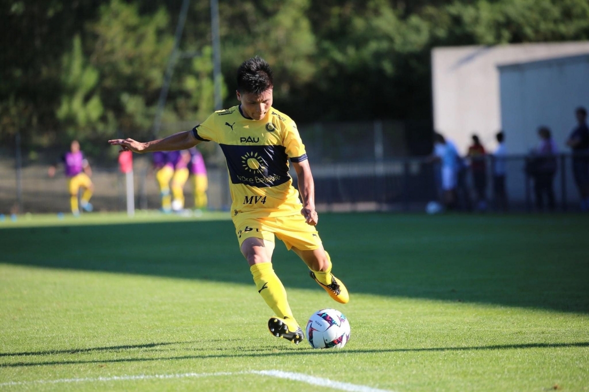 Quang Hải dạy đồng đội ở Pau FC nói và hát tiếng Việt