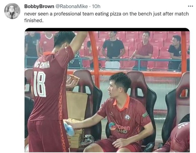 “Cò V-League” sốc khi thấy Đức Chinh, Đình Trọng ăn pizza ngay trên sân