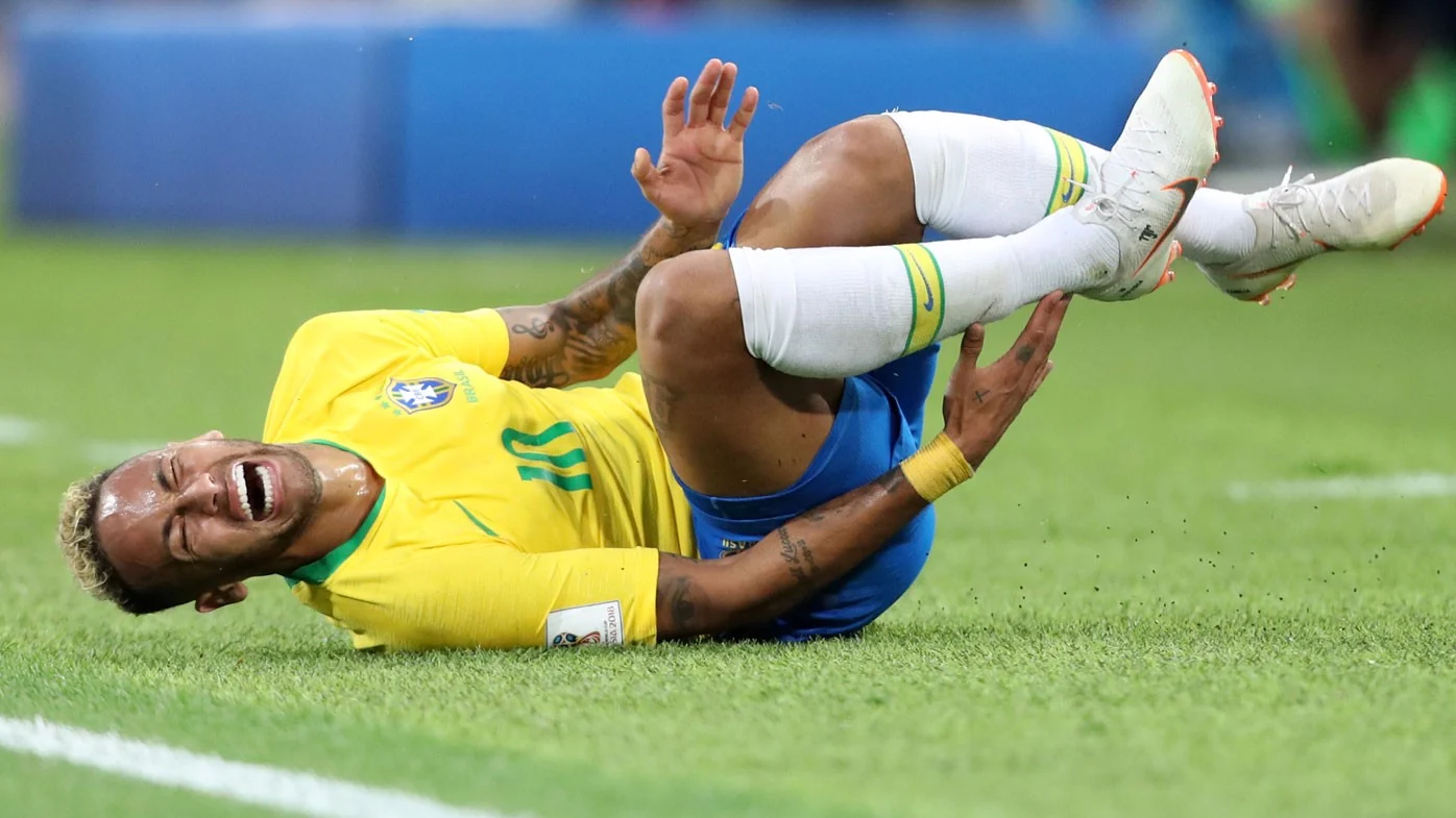 Neymar bị chỉ trích vì “ăn vạ” kiếm phạt đền trong trận giao hữu
