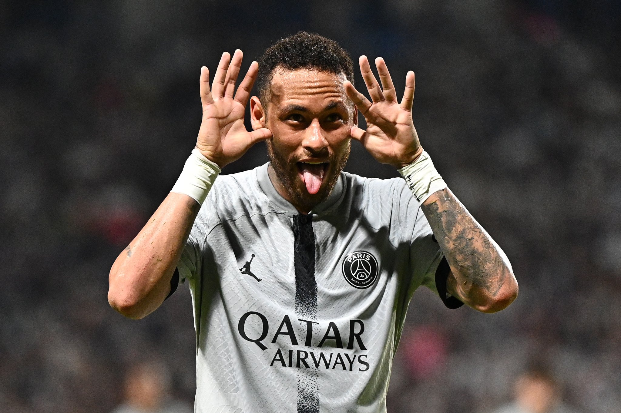 Neymar bị chỉ trích vì “ăn vạ” kiếm phạt đền trong trận giao hữu 1