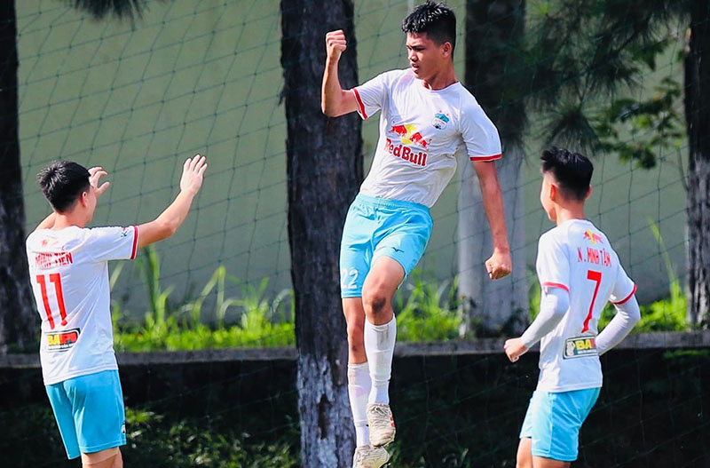 U16 Việt Nam đá giải Đông Nam Á: Có trung vệ 15 tuổi cao 1m91