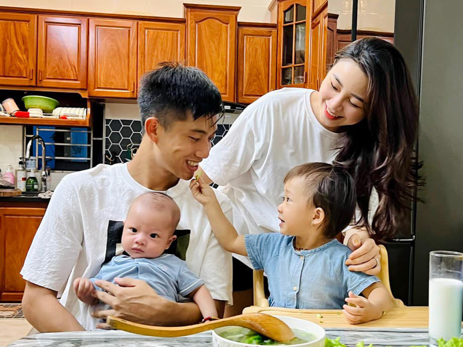 Trầm trồ với nhan sắc "mẹ 2 con" của bà xã Văn Đức 1