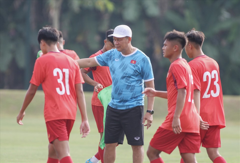 HLV Nguyễn Quốc Tuấn “nắn gân” U16 Việt Nam trước thềm trận đấu với Philippines 2