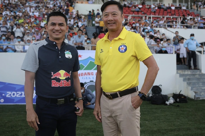 Huyền thoại ĐT Việt Nam tái xuất V-League, đối đầu với HLV Kiatisuk