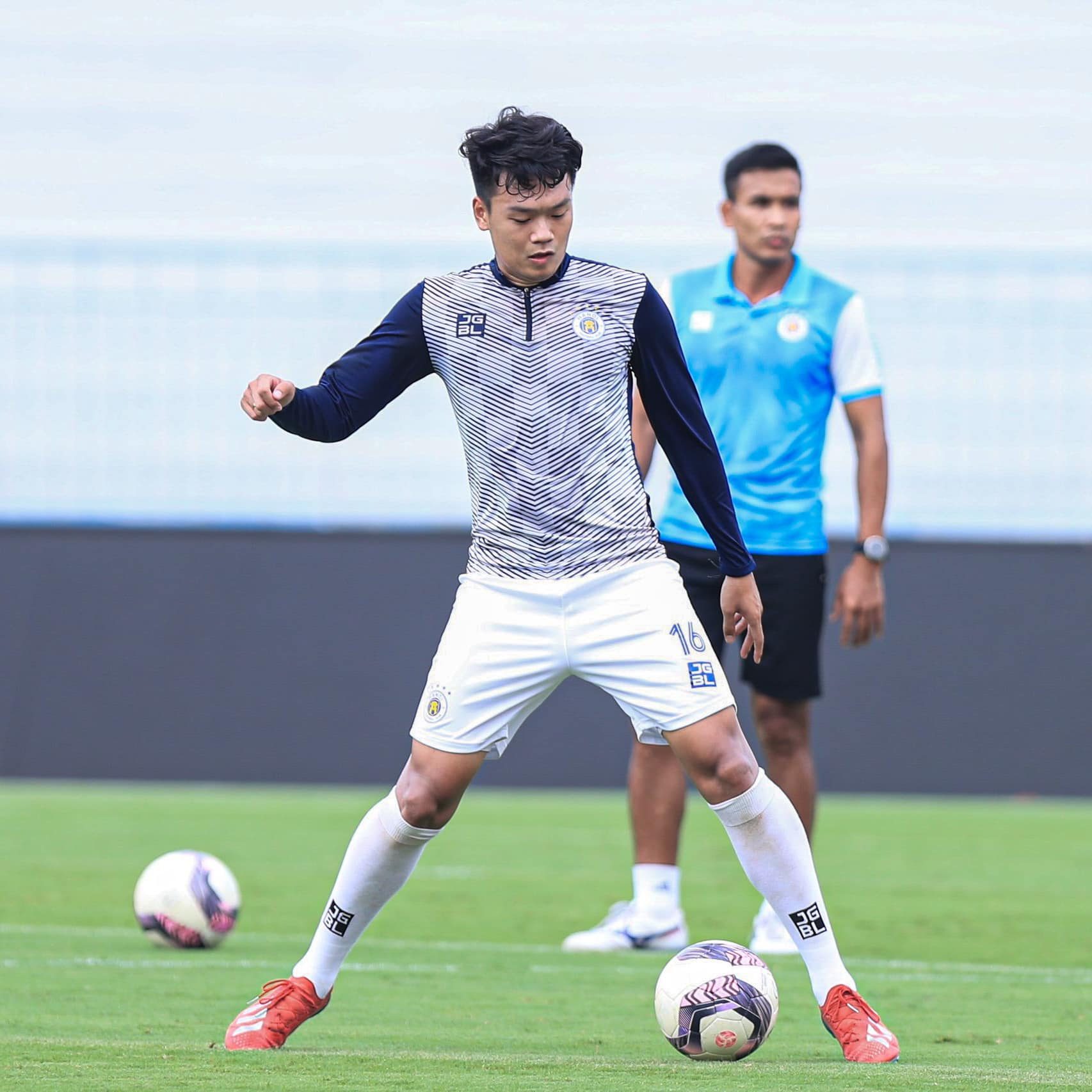 Thành Chung có thể nhận lót tay tiền tỷ nếu gia hạn với Hà Nội FC 2