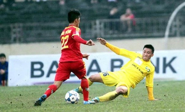 Xoạc bóng 2 chân: đặc sản bóng đá xứ Nghệ đang gây nên tai tiếng ở V-League 2