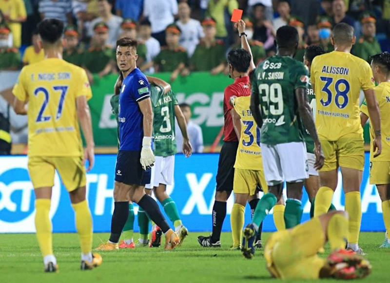 Cựu tuyển thủ U23 Việt Nam thoát án phạt sau khi đấm đối thủ mẻ răng