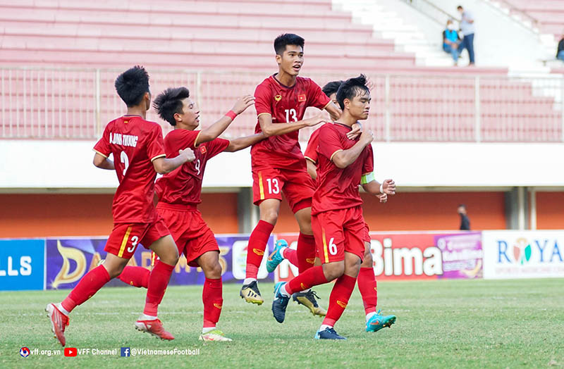 Thủ môn U16 Việt Nam phải ngồi xe lăn sau trận gặp Thái Lan