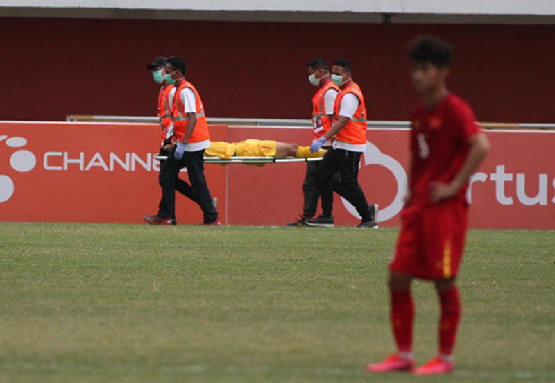 Thủ môn U16 Việt Nam phải ngồi xe lăn sau trận gặp Thái Lan
