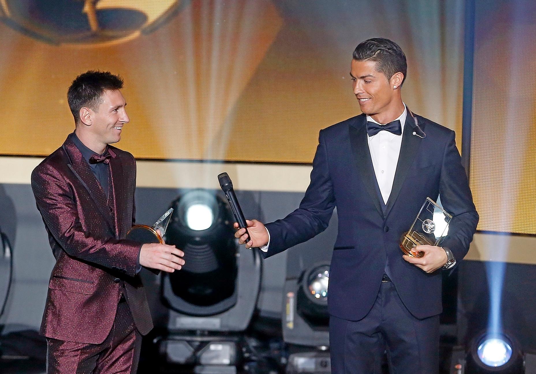 Sốc: Messi không có tên trong danh sách rút gọn Quả Bóng Vàng 2022, NHM phản ứng gay gắt: “Tại sao Ronaldo có mặt còn Messi thì không?” 2