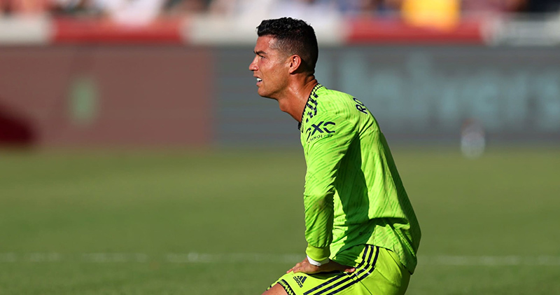 Ngó lơ Ten Hag, Ronaldo đi thẳng vào đường hầm sau thảm bại