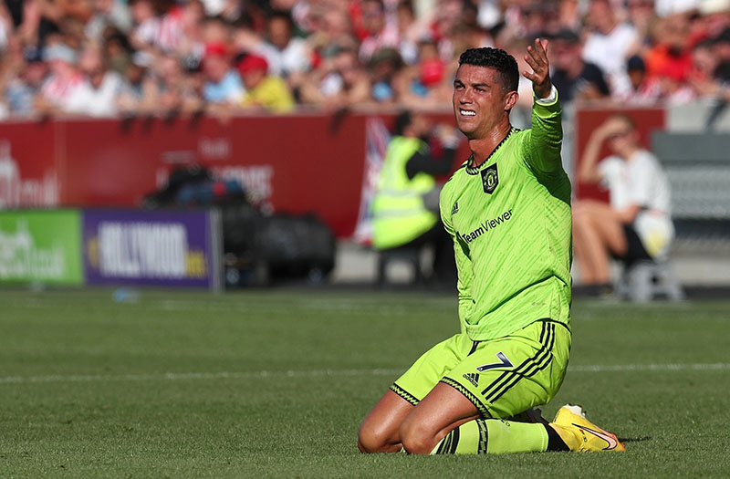 Ronaldo bị cô lập, lủi thủi ăn trưa một mình tại M.U