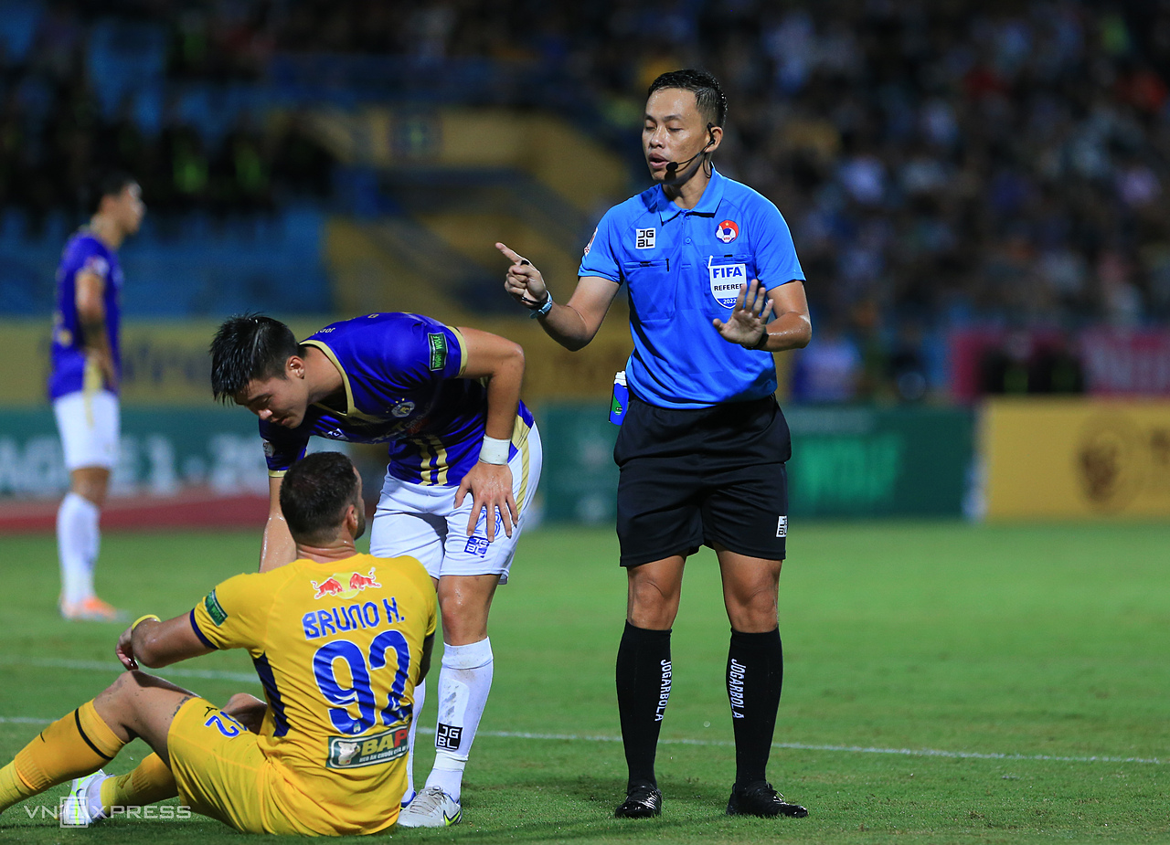 Trọng tài Ngô Duy Lân bị “treo còi” ở vòng 13 V-League 2022