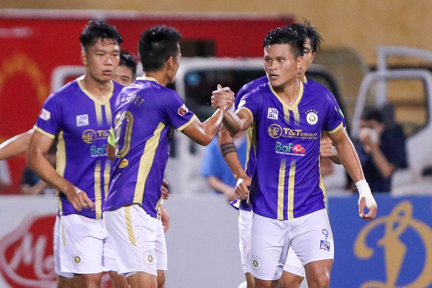 Hà Nội FC có cần phải nhờ cậy trọng tài để vô địch V-League? 
